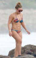 732x768, 46 KB, Hilary_Duff_in_a_bikini_at_a_beach_in_Puerta_Vallarta-01.jpg